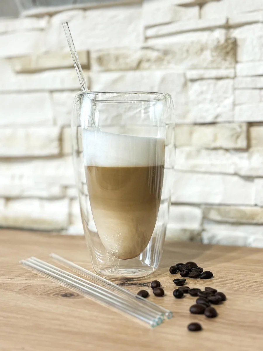 Szklana słomka w kawie latte